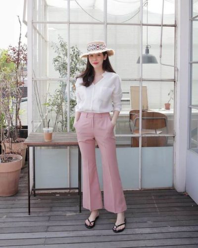 Áo Blouse đóng thùng cùng quần vải ống rộng sáng màu, thanh lịch có thừa mà chẳng cần sợ trông già đi