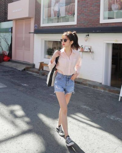 Sơ mi phối cùng short jean và sneaker luôn là công thức kinh điển của các cô nàng năng động