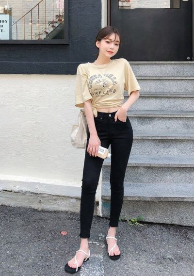 Hay chì cần tạo kiểu một chút với áo thun cùng Jeans cạp cao thôi mà xinh vậy đó