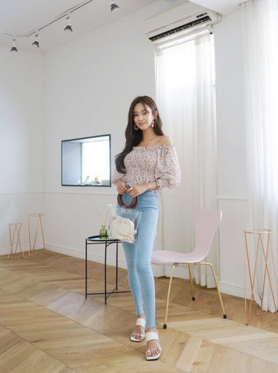 Kết hợp áo trễ vai cùng Jeans cạp cao xinh quá đi à