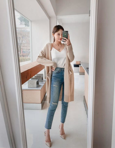 Một chút quyến rũ với áo dây mix cùng quần Jeans cạp cao và áo khoác bên ngoài nè